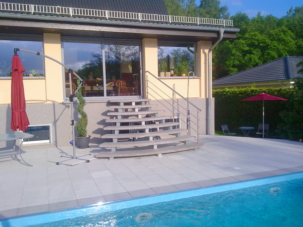 Treppe vom Terrassenfenster zum Außenpool